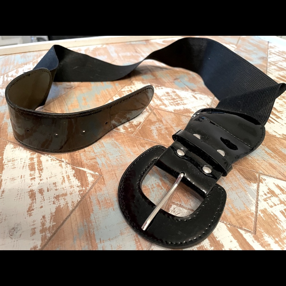 Black women’s elastic belt, perfect for sweater dresses! Probably a larger M